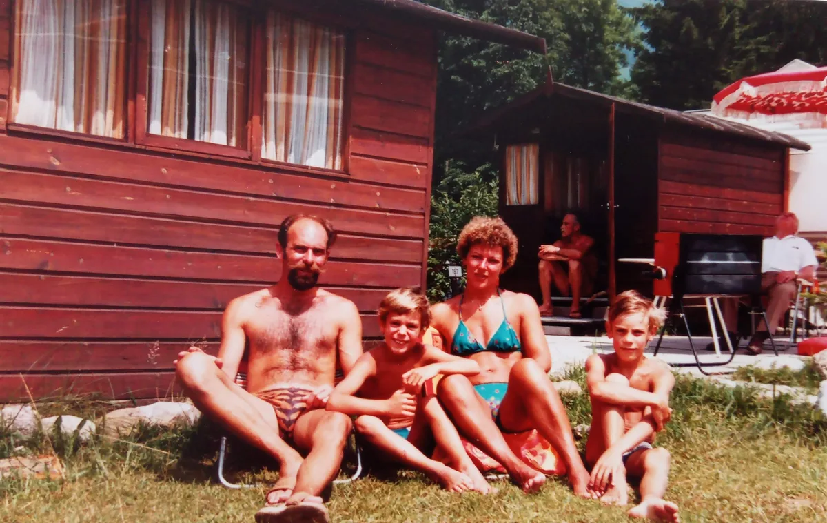 Eine Familie im Sommer auf dem Campingplatz.